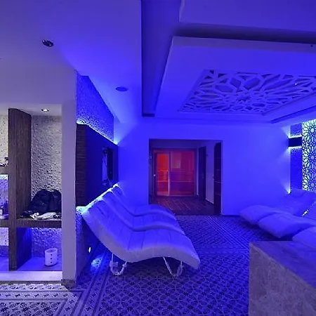 Crown City A18 Apartamento Avsallar